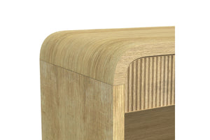 Vista cercana de tope de mesa de centro crema sobre un fondo blanco. 