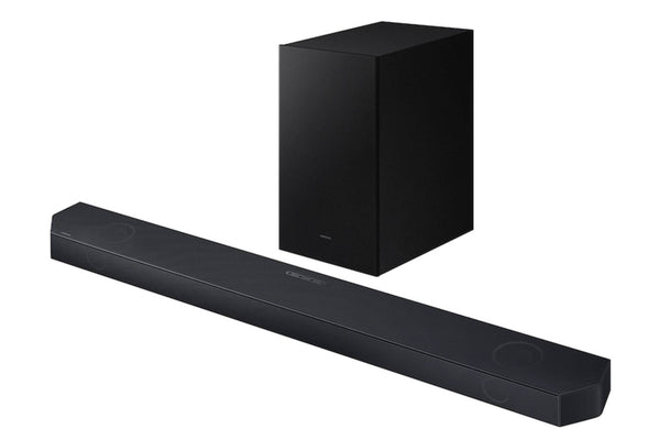 Barra de sonido y subwoofer de color negro sobre fondo blanco.