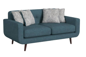 Loveseat de color azul con cuatro cojines decorativos blancos sobre un fondo blanco. 