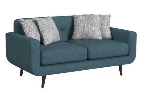Loveseat de color azul con cuatro cojines decorativos blancos sobre un fondo blanco. 