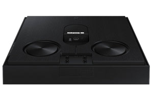 Dispositivo electrónico negro con dos subwoofers sobre un fondo blanco.