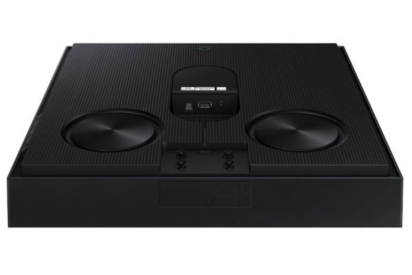 Dispositivo electrónico negro con dos subwoofers sobre un fondo blanco.