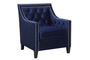 Silla de acento azul marino con respaldo capitoné y detalles de tachuelas sobre fondo blanco.