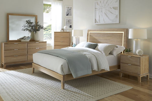 Conjunto de dormitorio de madera color marrón claro que incluye una cama, un gavetero con espejo, un chest y una mesita de noche.
