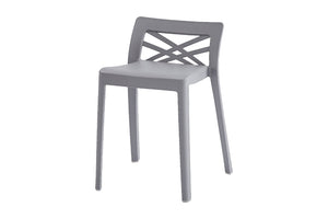 Silla gris de diseño moderno sobre fondo blanco.