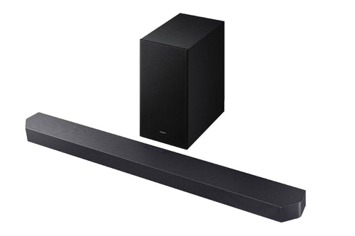 Barra de sonido negra y subwoofer sobre fondo blanco. 