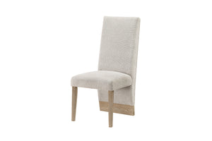 Silla tapizada en color beige con patas de madera sobre fondo blanco.