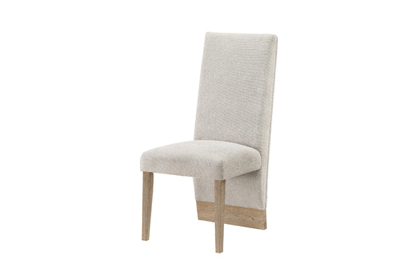 Silla tapizada en color beige con patas de madera sobre fondo blanco.