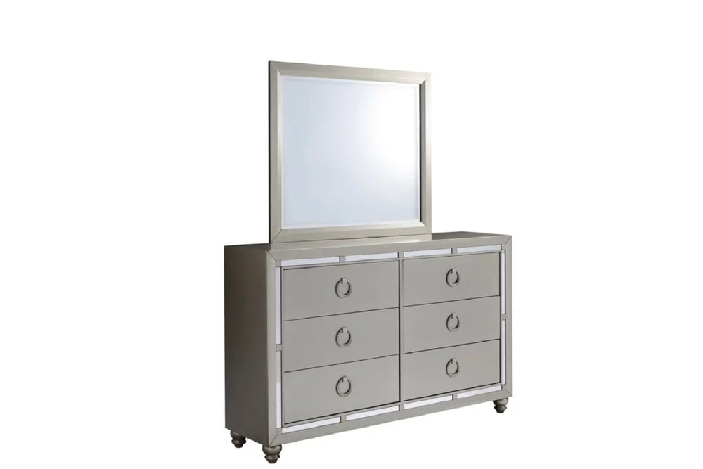 Gavetero con espejo con seis gavetas de color plateado sobre un fondo blanco. 