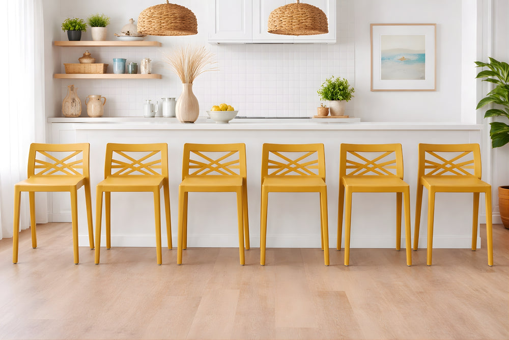 Conjunto de seis sillas grises dispuestas en fila sobre un suelo de madera, con una pared de color neutro al fondo.