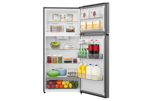 Una nevera con congelador superior mostrado abierto sobre un fondo blanco sencillo, abastecido con alimentos y bebidas que incluyen botellas, recipientes, frascos y un cajón de frutas.