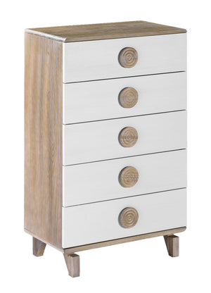 Un chest de cinco gavetas con frentes blancos, panel lateral y tapa de madera natural clara y tiradores redondos metálicos, mostrada sobre un fondo blanco liso.