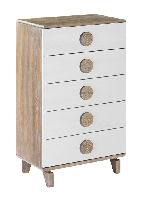 Un chest de cinco gavetas con frentes blancos, panel lateral y tapa de madera natural clara y tiradores redondos metálicos, mostrada sobre un fondo blanco liso.