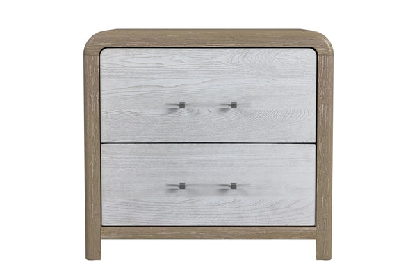 Mesa de noche con acabado en tono roble claro y frentes de gavetas en gris claro con textura de vetas. Incluye dos gavetas con manijas transparentes horizontales. Diseñado con bordes redondeados en color crema sobre un fondo blanco. 