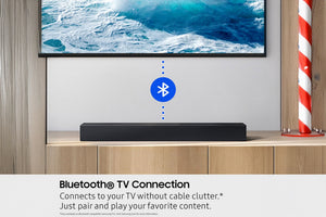 Barra de sonido con logotipo de Bluetooth frente a un televisor que muestra las olas del océano.