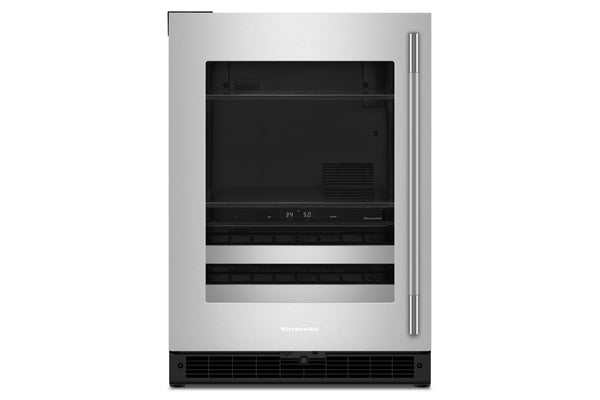 Una nevera empotrado de acero inoxidable para bebidas, con puerta de cristal, tirador vertical y estantes interiores negros, que se muestra sobre un fondo blanco liso.