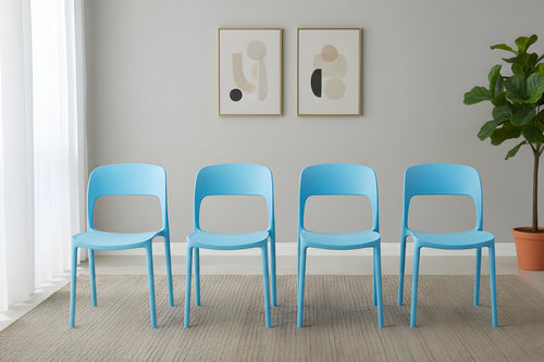 Cuatro sillas azules alineadas en una habitación con arte abstracto en la pared y una planta.