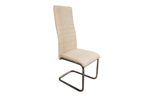 Silla con respaldar blanco con patas plateadas en un fondo blanco. 