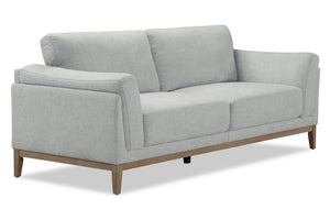 Loveseat gris con patas de madera sobre fondo blanco.