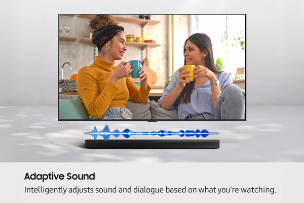 Televisor inteligente que muestra dos personas en una pantalla con el texto de la función "Sonido adaptativo" debajo.