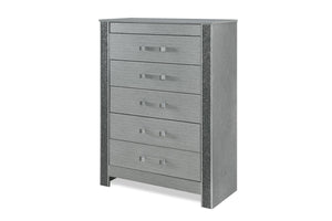 Chest gris texturizada con cinco cajones sobre fondo blanco