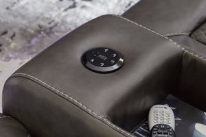 Vista cercana de consola y control de bocina de loveseat reclinable eléctrico. 
