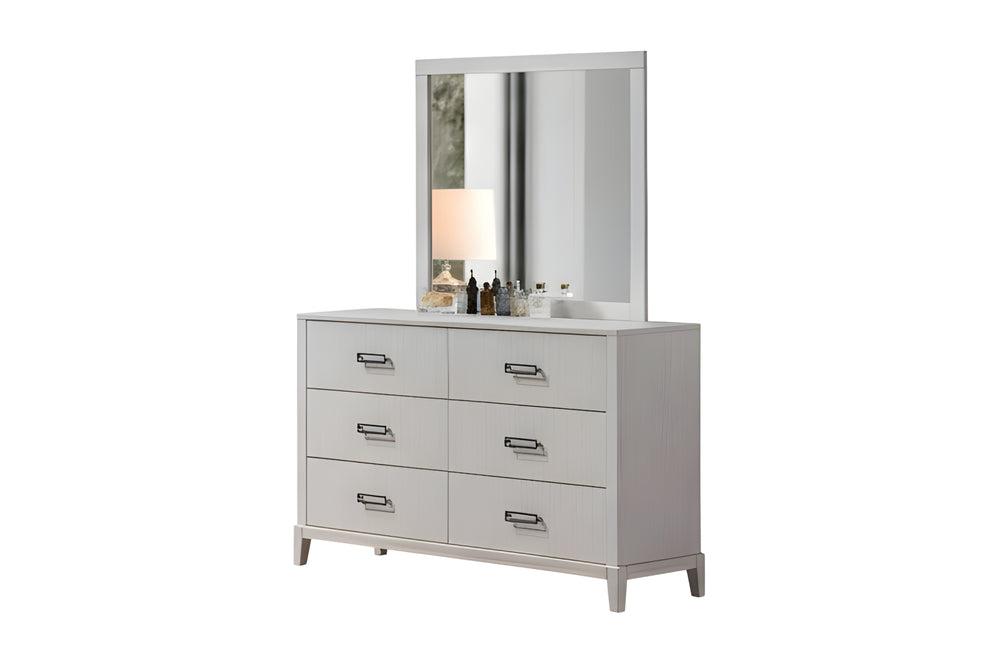 Gavetero con espejo de color plateado de seis gavetas sobre un fondo blanco. 