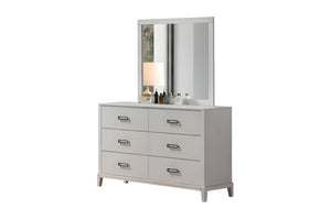 Gavetero con espejo de color plateado de seis gavetas sobre un fondo blanco. 