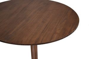 Vista cercana de mesa de centro redonda hecha de madera con color marrón sobre un fondo blanco. 