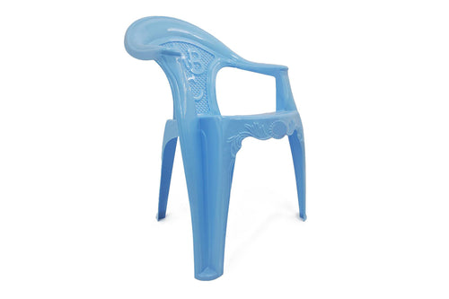 Silla de plástico azul con las letras "ABC" en la parte delantera del respaldo sobre un fondo blanco.