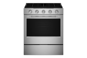 Una estufa de gas independiente de acero inoxidable con cinco perillas de control, una puerta de horno de vidrio negro y una gaveta inferior, mostrada sobre un fondo blanco liso.