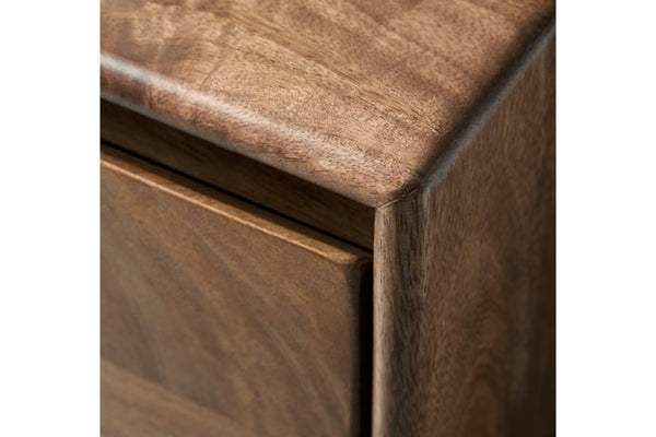 Vista cercana de esquina de mesa de noche. 