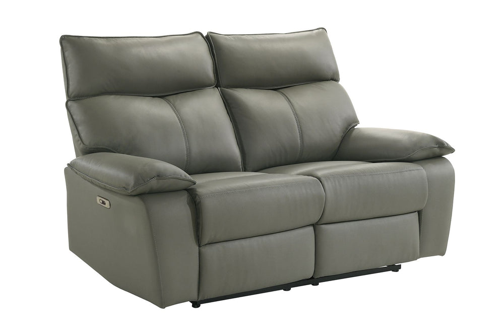 Loveseat reclinable color gris verdoso de apariencia piel, con dos asientos, respaldos altos acolchados, brazos tipo almohada, costuras visibles y control lateral eléctrico sobre un fondo blanco.