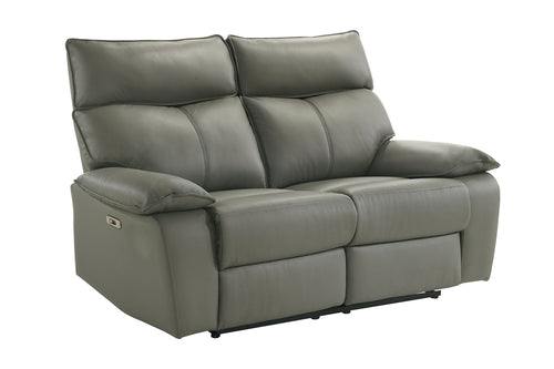 Loveseat reclinable color gris verdoso de apariencia piel, con dos asientos, respaldos altos acolchados, brazos tipo almohada, costuras visibles y control lateral eléctrico sobre un fondo blanco.