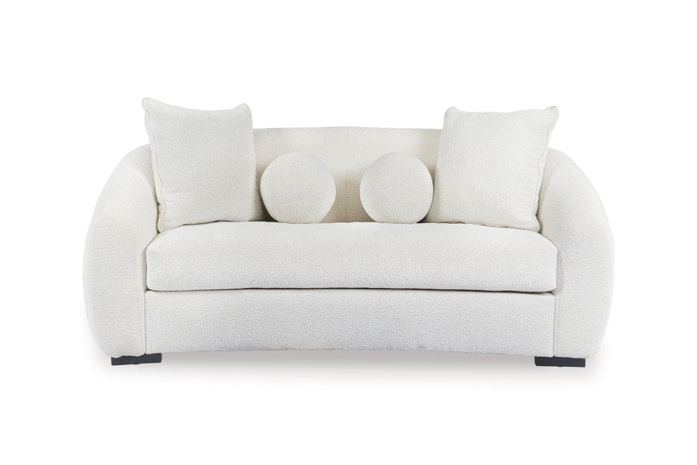 Loveseat blanco con cojines decorativos sobre fondo blanco.