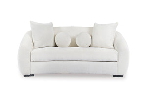 Loveseat blanco con cojines decorativos sobre fondo blanco.
