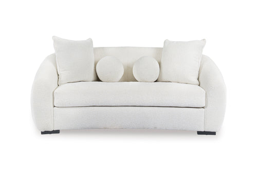 Loveseat blanco con cojines decorativos sobre fondo blanco.
