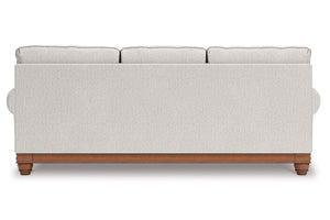 Sofá gris claro con patas de madera sobre fondo blanco.