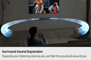 Persona mirando televisión con una barra de sonido curva al frente, resaltando la función de expansión del sonido envolvente.