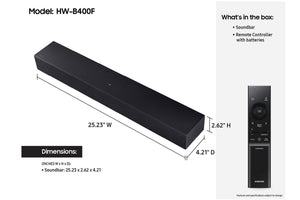 Barra de sonido con control remoto y dimensiones mostradas sobre un fondo blanco. 