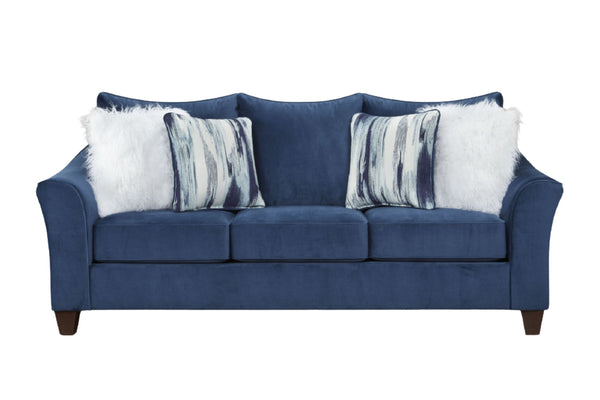 Sofá azul con cojines decorativos sobre un fondo blanco. 