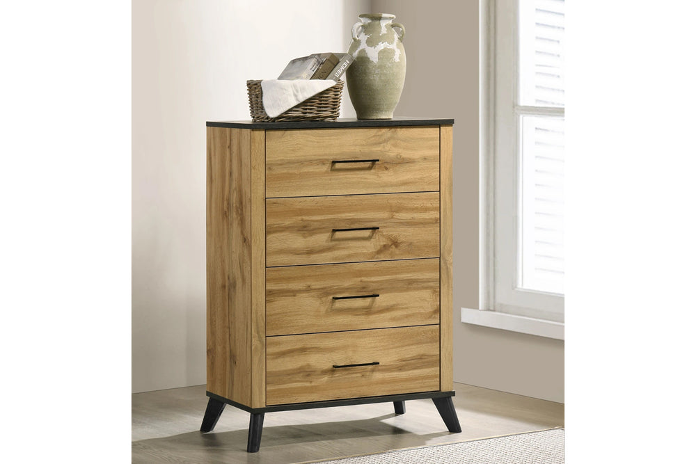 Chest de madera con detalles en negro, compuesta por cuatro gavetas sobre fondo blanco.