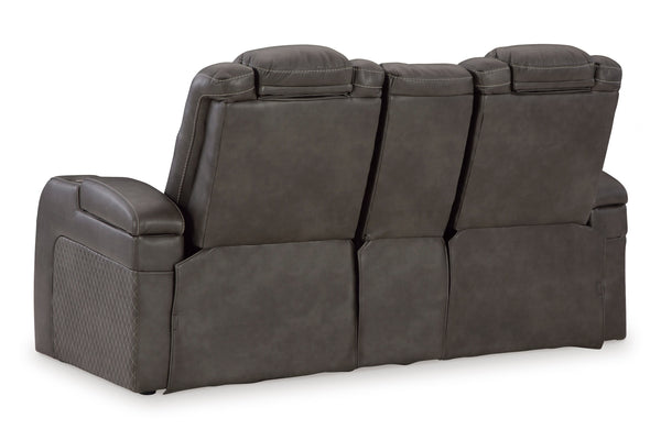 Vista posterior de loveseat reclinable de color marrón sobre un fondo blanco. 