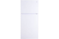 Nevera marca "Kenmore" blanca sobre un fondo blanco. 