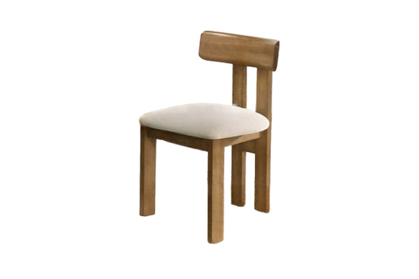 Silla de comedor de madera con cojín de asiento tapizado en color beige claro, presentada sobre un fondo blanco sencillo.