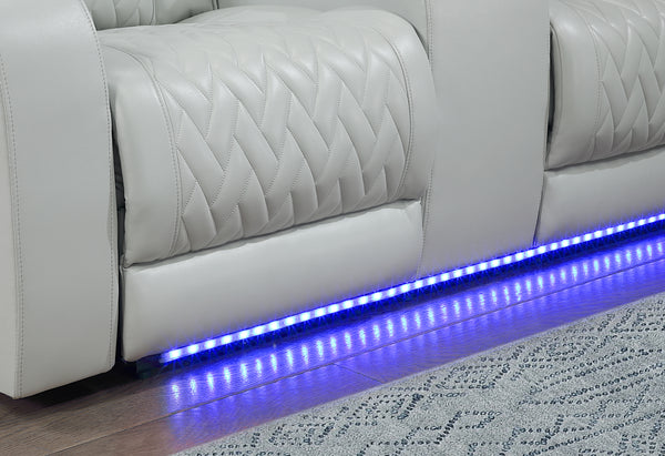 VIsta cercana de luces LED debajo de los asientos de un seccional reclinable. 