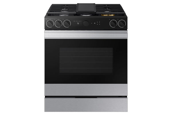 Estufa eléctrica en acero inoxidable y color negro sobre fondo blanco.