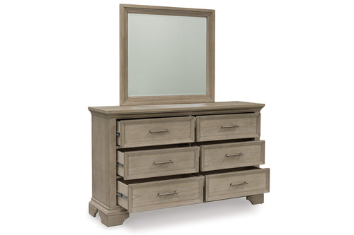 Chest marrón claro con espejo y seis gavetas abiertas sobre fondo blanco.