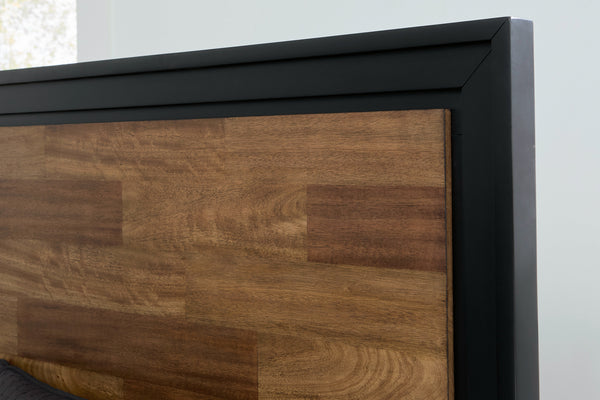 Primer plano de un cabecero de madera con marco negro.