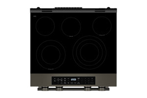 Vista superior de una estufa eléctrica con superficie vitrocerámica negra de cinco zonas de cocción, incluyendo dos elementos de tamaño expandible. Cuenta con panel de control digital frontal y cuatro perillas metálicas para ajustar la temperatura y funciones del horno.
